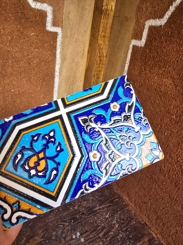 این محصول یک کاشی هفترنگ با طرح هندسی (اسلیمی و گرهچینی)This product is a seven-color tile with a geometric design (Islamic and knotted).