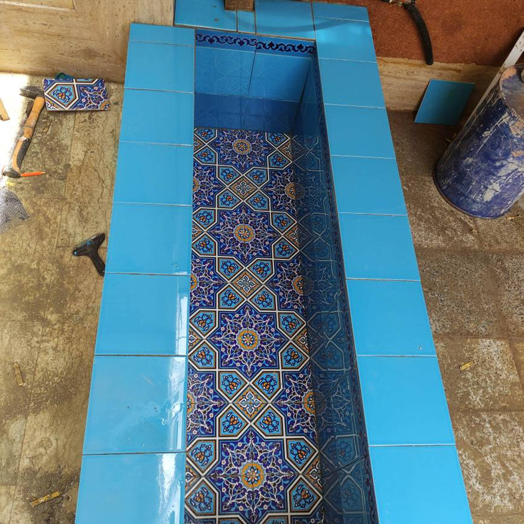 این محصول یک کاشی هفترنگ با طرح هندسی (اسلیمی و گرهچینی)This product is a seven-color tile with a geometric design (Islamic and knotted).