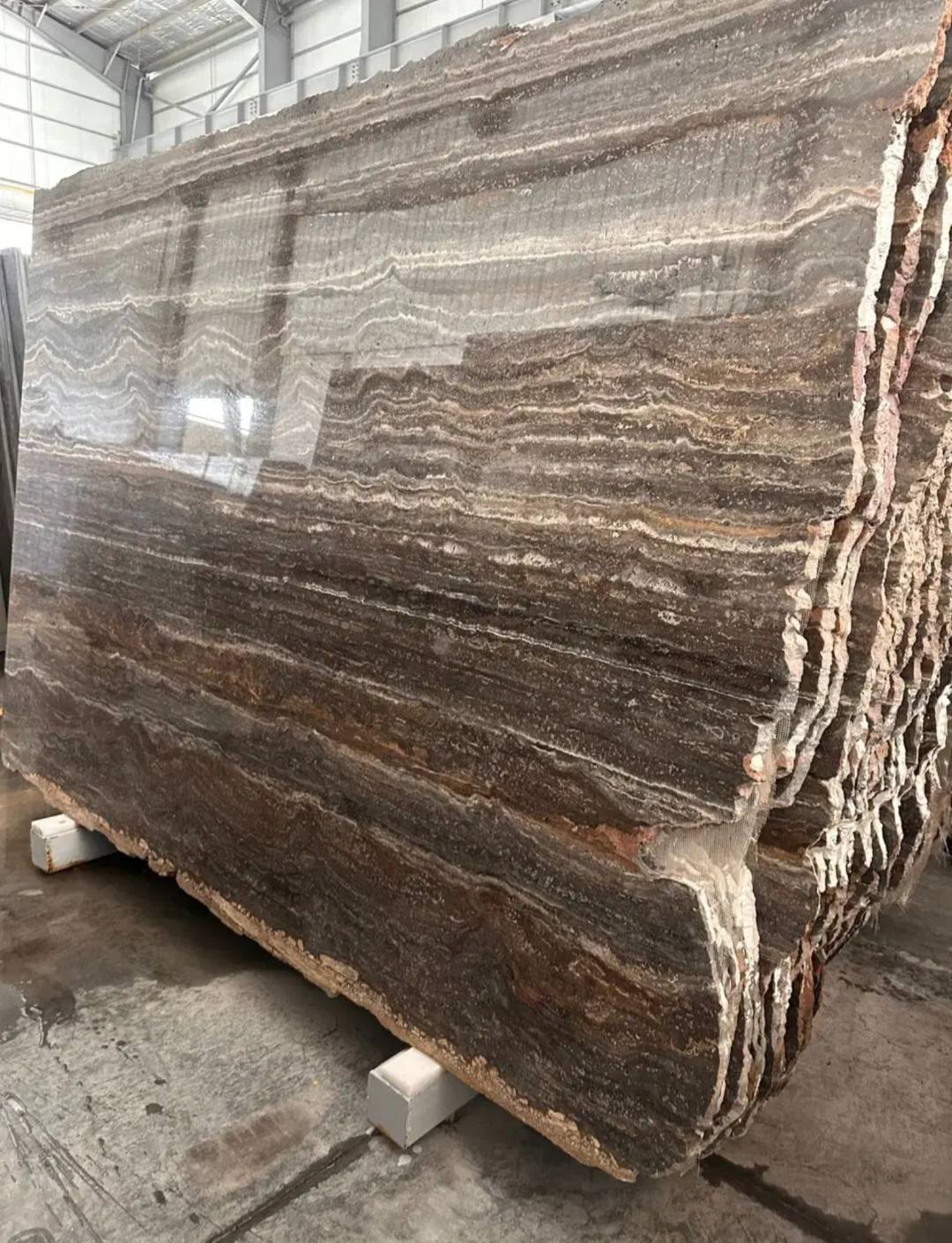 سنگ ساختمانی تراورتن خطی تیرهBuilding stoneTravertine stone